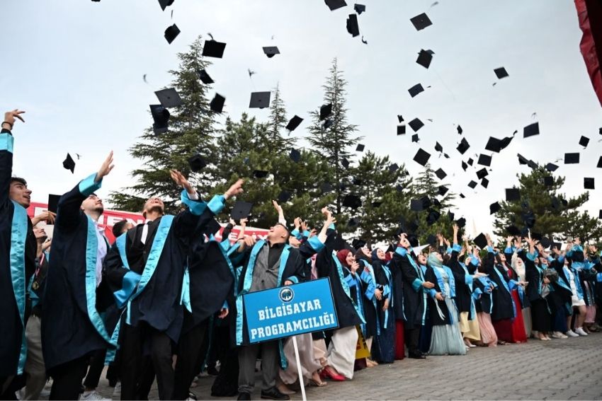 KMÜ ERMENEK YERLEŞKESİNDE MEZUNİYET COŞKUSU