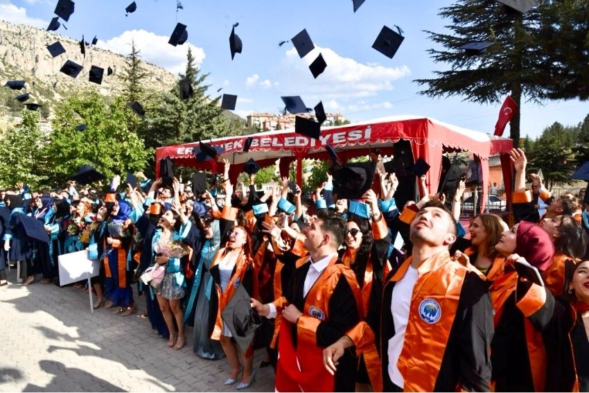 KMÜ’DE MEZUNİYET SEVİNCİ GENÇLER HAYALLERİNE UĞURLANDI 