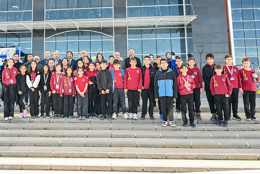 KÜTÜPHANE HAFTASI’NDA KİTAP TUTKUNLARI ÖDÜLLENDİRİLDİ