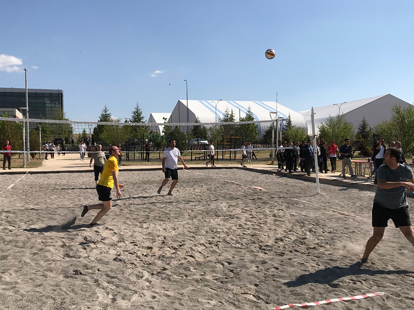 KAMPÜSTE İLK KEZ PLAJ VOLEYBOLU HEYECANI