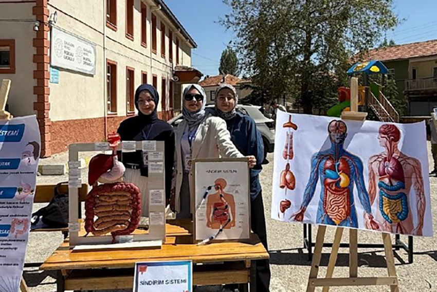 KMÜ’LÜ AKADEMİSYEN VE ÖĞRENCİLERDEN KÖY OKULLARINDA BİLİM ŞENLİĞİ