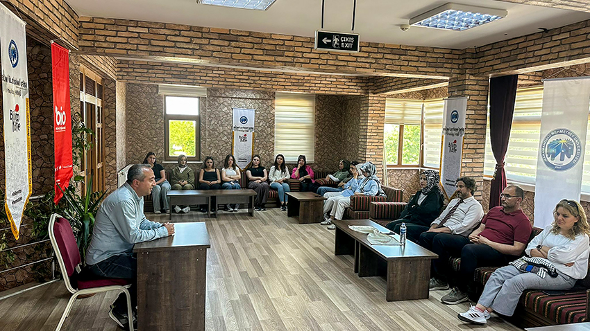 BİLİM KAFE'DE BATI TÜRK DÜNYASI VE KARAMANOĞLU MEHMET BEY KONUŞULDU