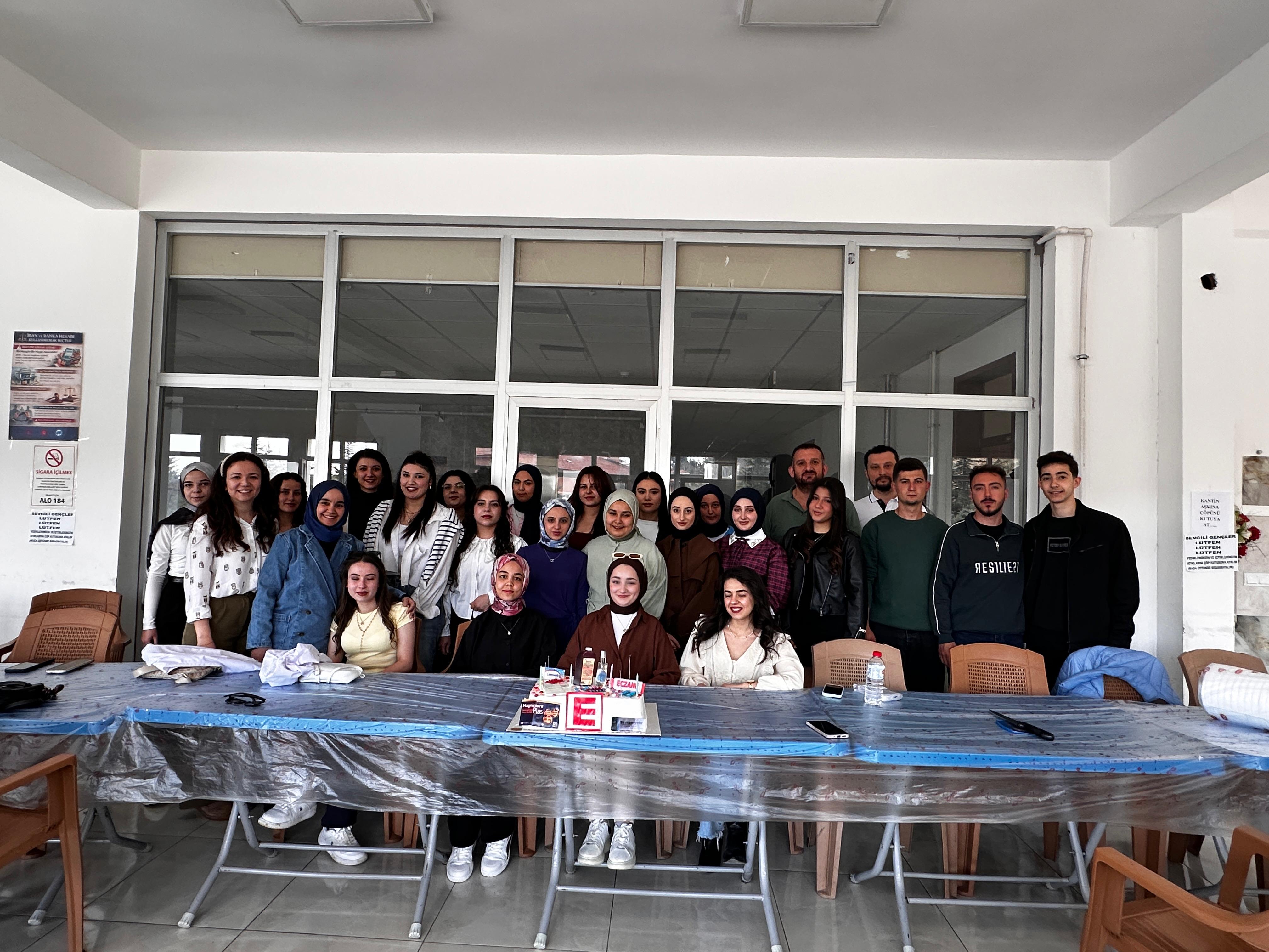 26 NİSAN🎉 ECZANE TEKNİKERLERİ GÜNÜ KUTLU OLSUN 💊Sağlık hizmetlerinin görünmeyen kahramanları 💊 İlacın güvenli yolculuğunun emektarları 💊Büyük özveri ile çalışacak olan tüm eczane teknikerlerimizin günü kutlu olsun.