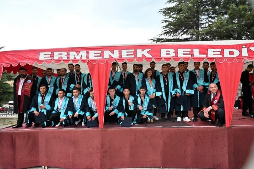 KMÜ ERMENEK YERLEŞKESİNDE MEZUNİYET COŞKUSU