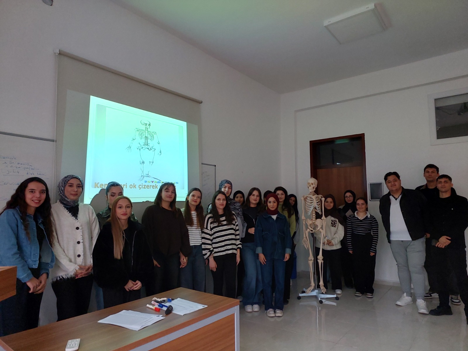 💀🦴 Eczane Hizmetleri Programı 1. sınıf öğrencilerimizle Anatomi Dersi kapsamında iskelet sistemini yakından tanıdık! 💀🦴