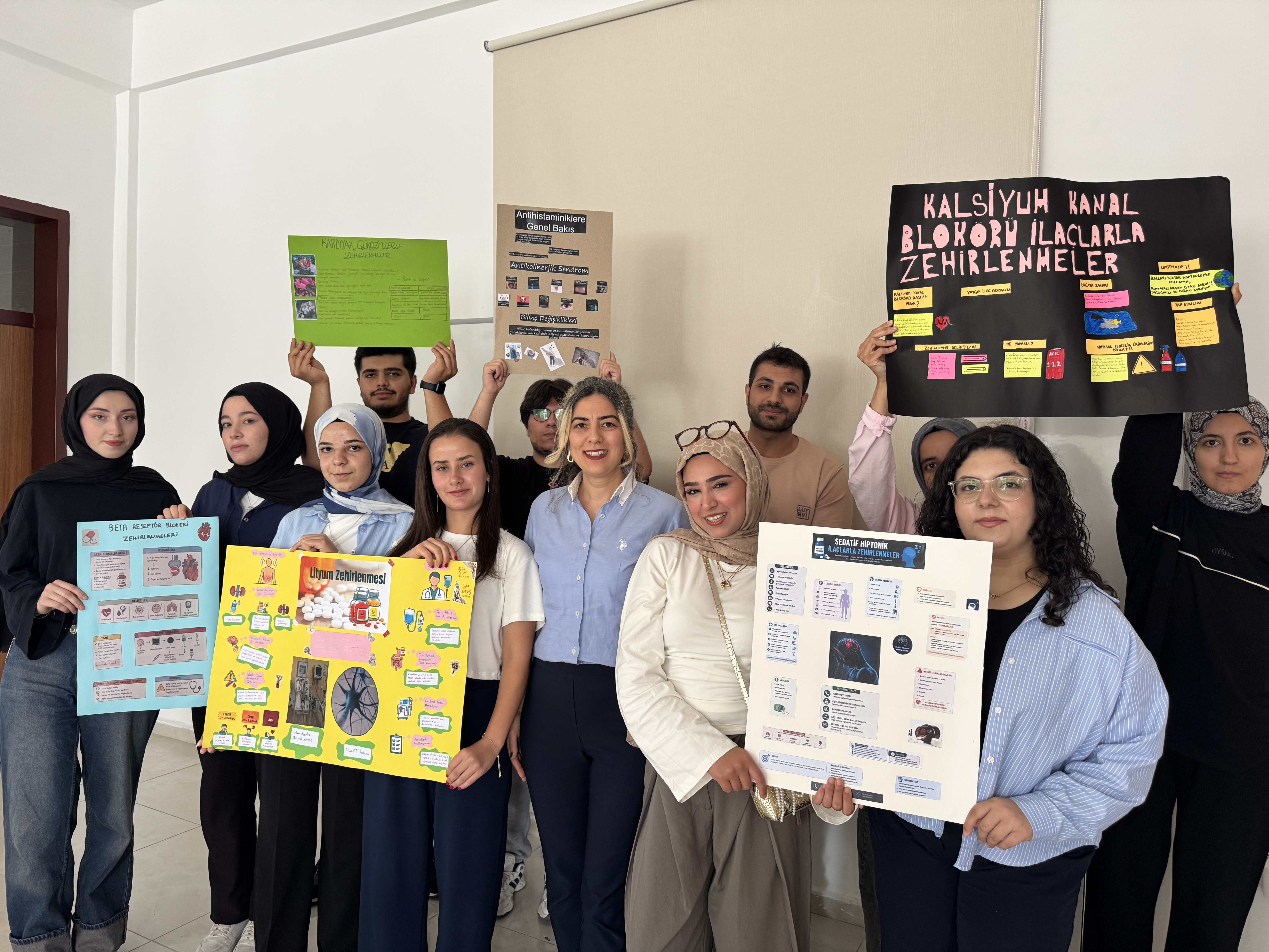 Eczane Hizmetleri Programı Öğrencilerinden Dönem Sonu Poster Sunumu