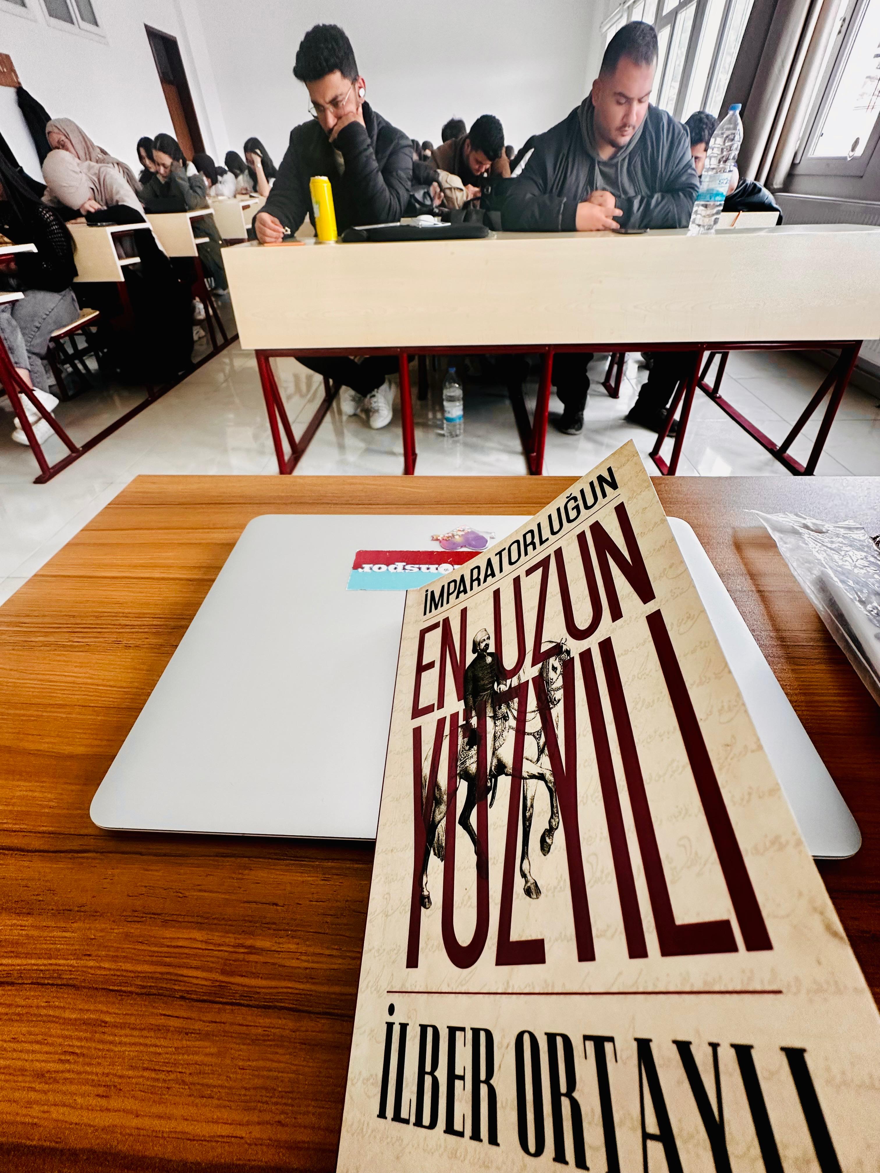 Kütüphaneler Haftası kapsamında düzenlenen etkinliklerin ilki İlk ve Acil Yardım Programı 1. sınıf öğrencilerimizin Temel Bilgi Teknolojileri dersi sonunda yaptıkları kitap okuma saati ile başladı📚👩🏼‍🏫⏰