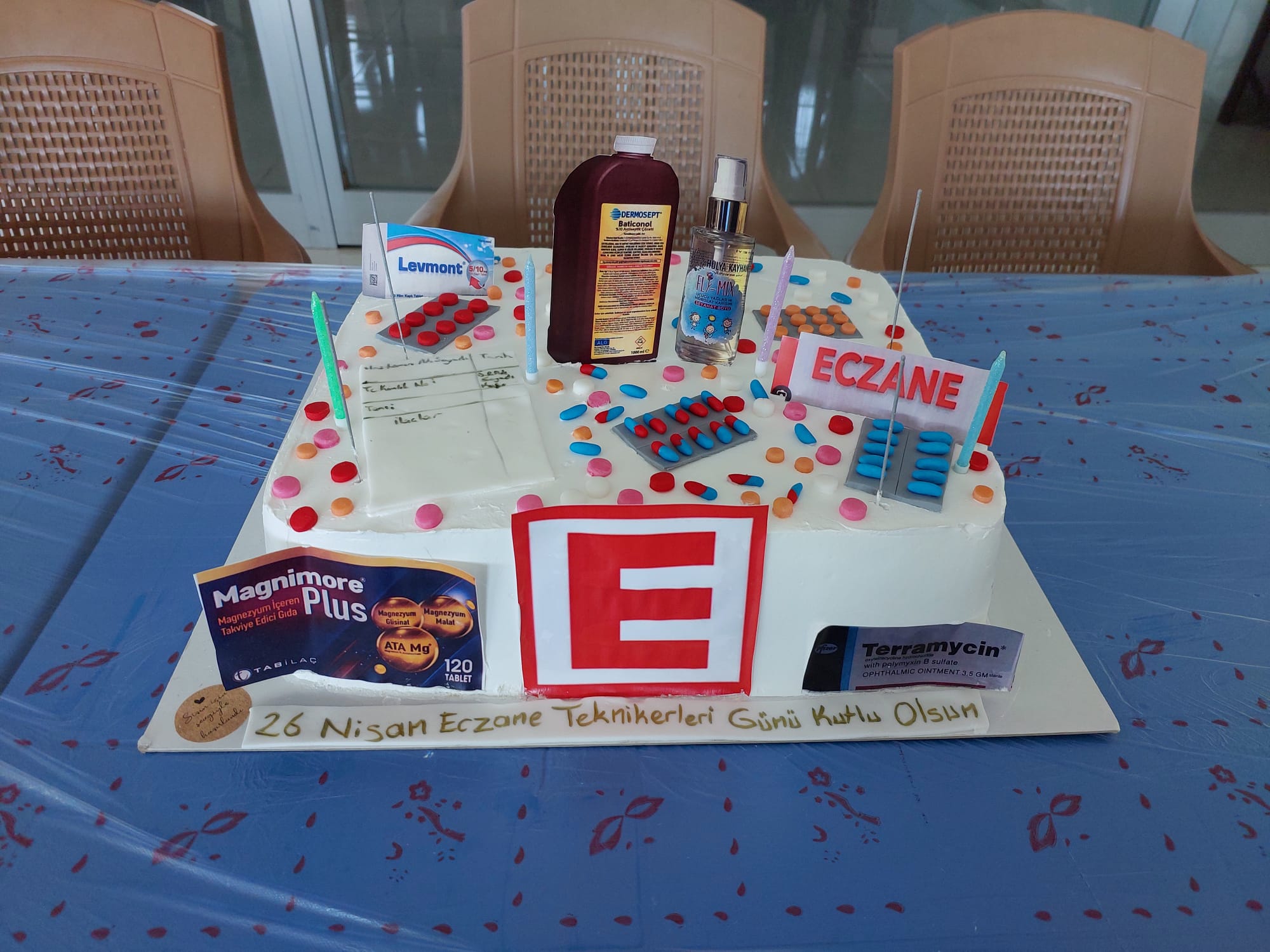 26 NİSAN🎉 ECZANE TEKNİKERLERİ GÜNÜ KUTLU OLSUN  💊Sağlık hizmetlerinin görünmeyen kahramanları 💊 İlacın güvenli yolculuğunun emektarları 💊Büyük özveri ile çalışacak olan tüm eczane teknikerlerimizin günü kutlu olsun.