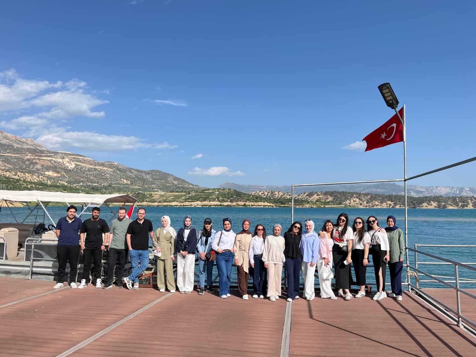  Eczane Hizmetleri Programı 1. ve 2. Sınıf öğrencileri ile birlikte Ermenek Baraj gölü mesire alanında MYO Müdürümüz Doç. Dr.  Yasin UZUN Hocamız ile birlikte piknik etkinliği