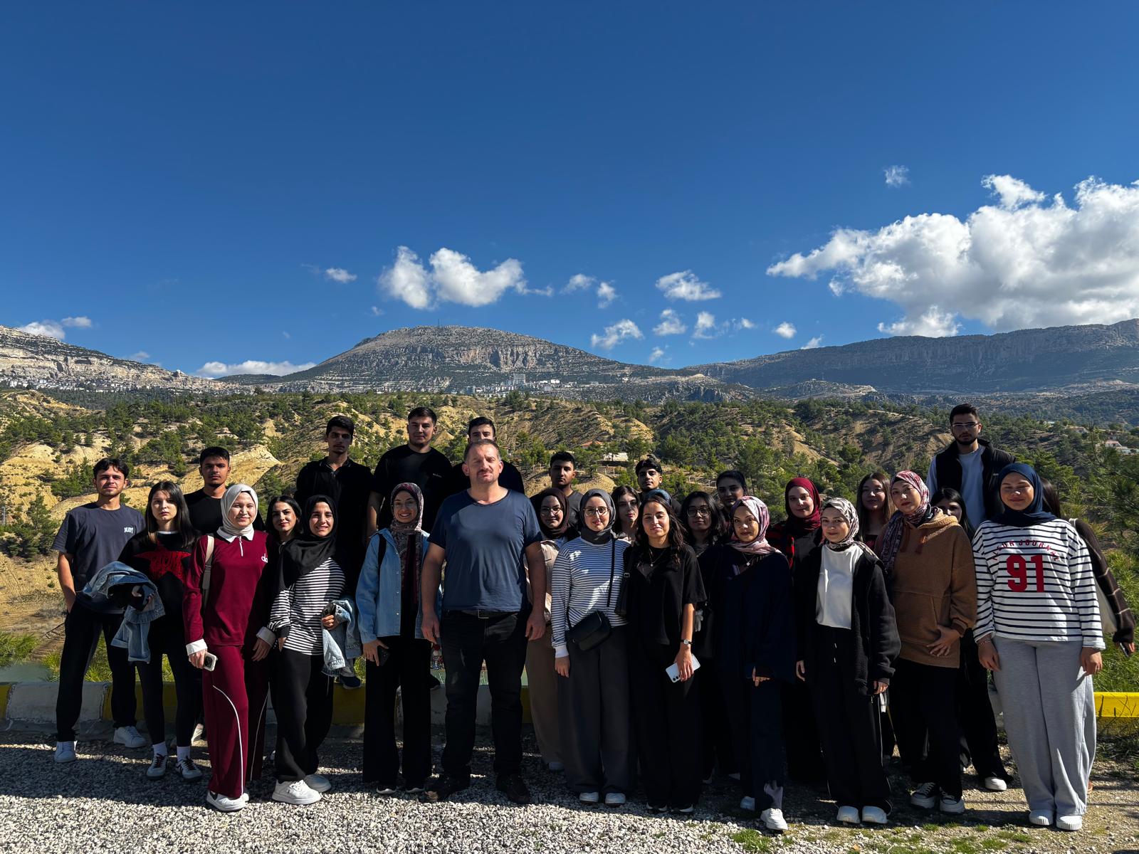 Fiziksel Uygunluk ve Performans dersi kapsamında İlk ve Acil Yardım Programı 1.Sınıf öğrencilerimiz ile Turkuvaz Baraj gölü mesire alanı ve çevresinde MYO Müdürümüz Doç. Dr. Yasin UZUN ile birlikte Doğa Yürüyüşü gerçeklestirildi.