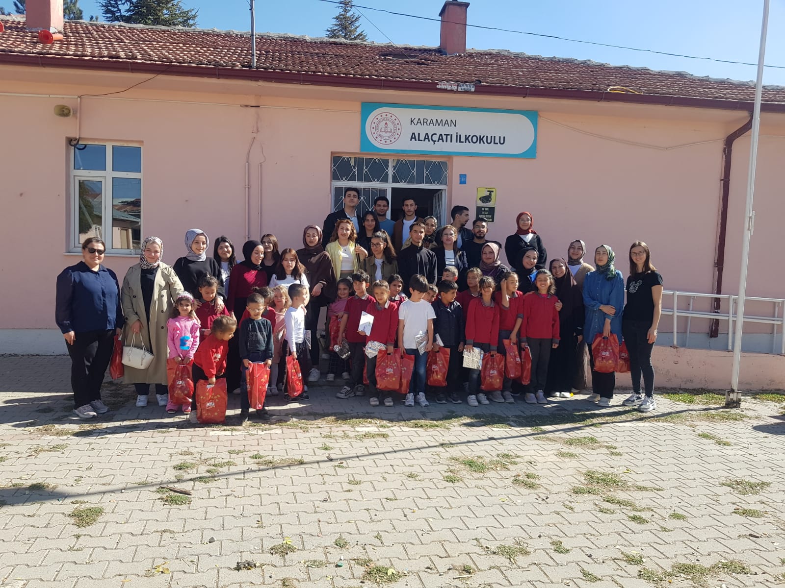 SOSYAL SORUMLULUK VE HALK KÜLTÜRÜ ÖĞRENCİ TOPLULUĞUNUN 29 EKİM CUMHURİYET BAYRAMI COŞKUSU ALACATI İLKOKULUNDA GERÇEKLEŞTİ.