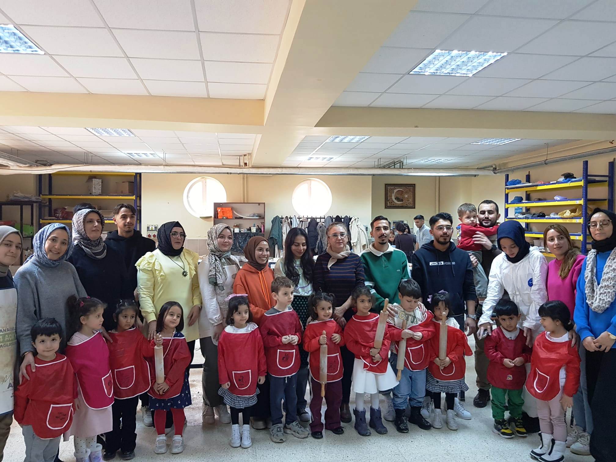 "Sosyal Sorumluluk ve Halk Kültürü Öğrenci Topluluğu" Yenişehir Anaokulu Kaşifler Sınıfı ile Seramik etkinliği gerçekleştirdi.