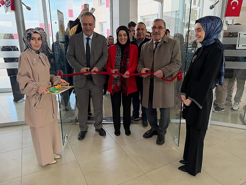 Dr. Öğr. Üyesi Tevhide AYDIN'ın "Kültürel Mirasın Keçeye Yolculuğu" isimli keçe sergisi sanatseverlerle buluştu.