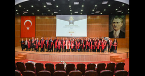 Karamanoğlu Mehmetbey Üniversitesi’nde (KMÜ) Akademik Performans ve Cübbe Giyme Töreni düzenlendi.