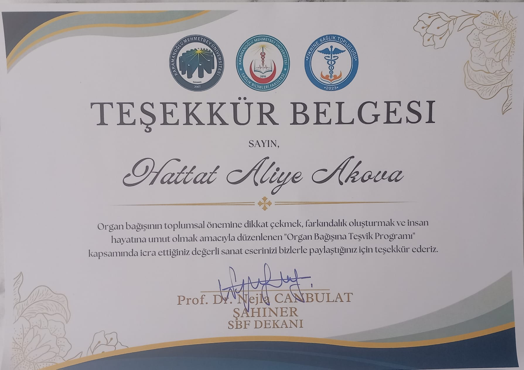 Hattat Aliye Akova'ya teşekkür belgesi takdim edildi.