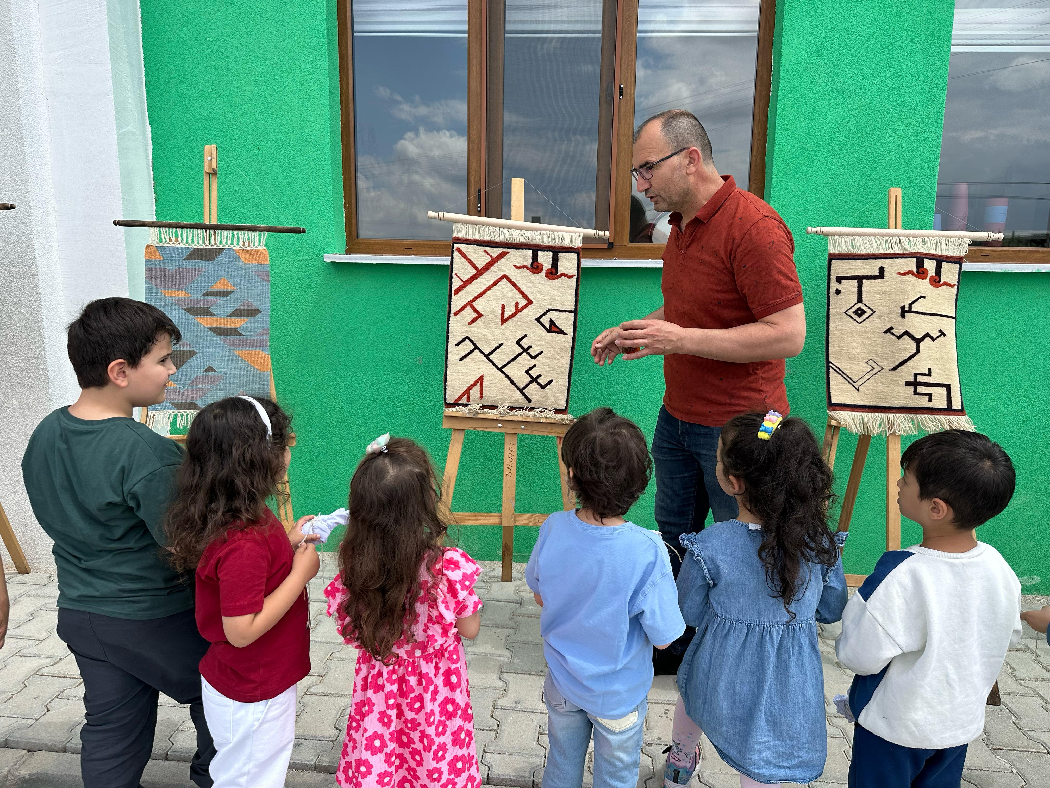 Geleneksel Türk Sanatları bölüm öğrencileri , bölümümüz öğretim üyeleri önderliğinde doğal boyama etkinliği gerçekleştirmişlerdir. 