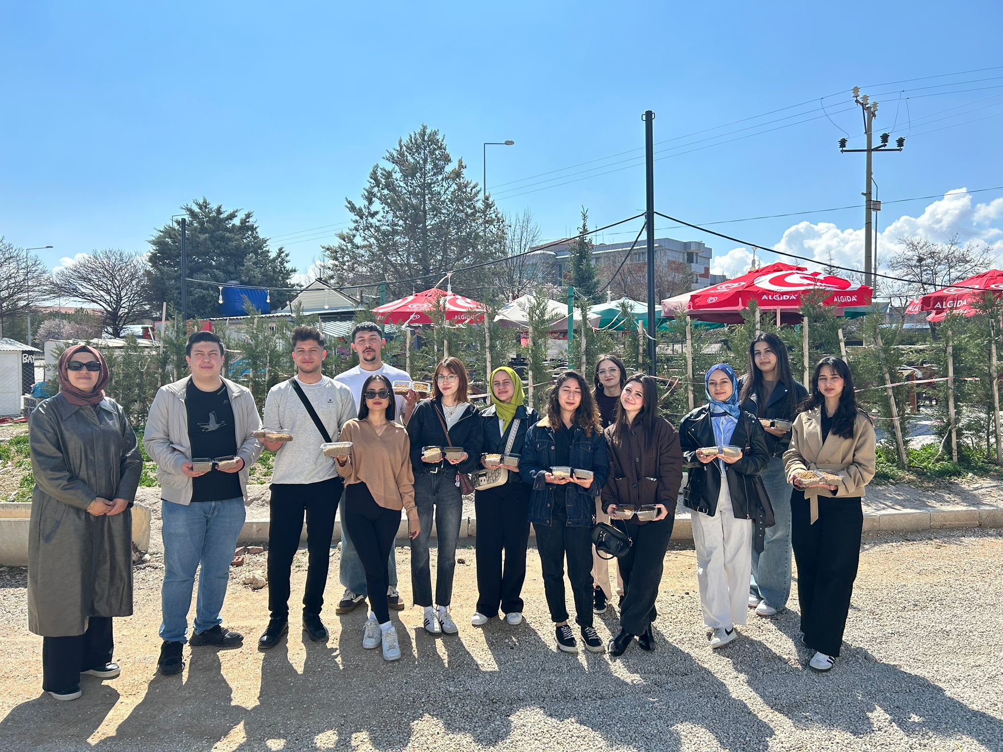 KMÜ Öğrencilerinden Örnek Davranış Sokak Kedilerine Mama Desteği