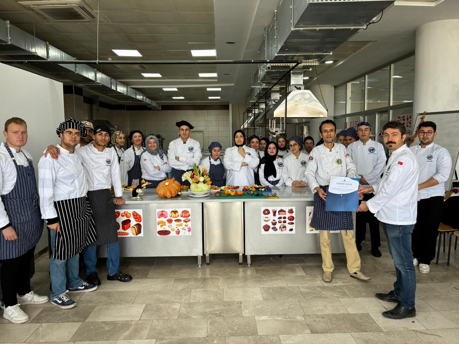 Aşçılık Öğrencilerine Sebze–Meyve Oymacılığı Eğitimi