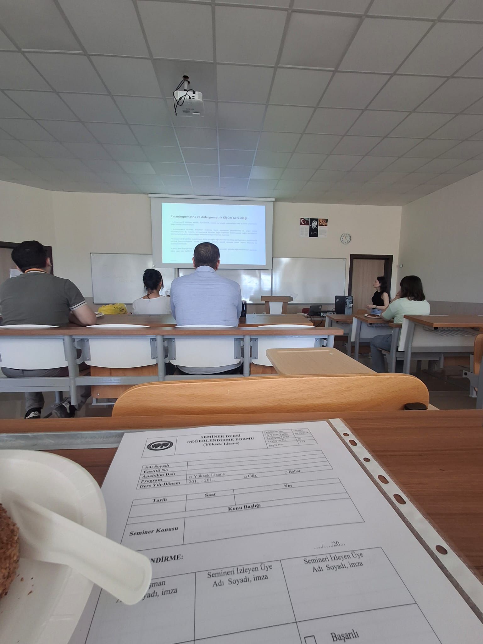 Fizyoloji ABD Dalı Tezli Yüksek Lisans Programı öğrencileri Bülent ERKARADAŞ, Emine CERANOĞLU, Merve KOCA ve Nisa ERMUT seminerini başarıyla sundu
