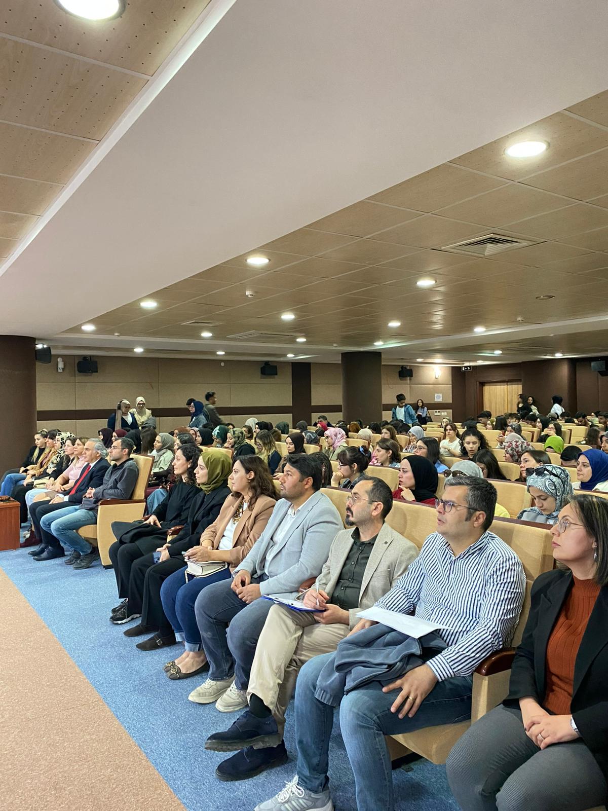 Sağlık Bilimleri Fakültesi Bünyesinde TÜBİTAK 2209-A Programına Yönelik Bilgilendirme ve Deneyim Paylaşımı Gerçekleştirildi