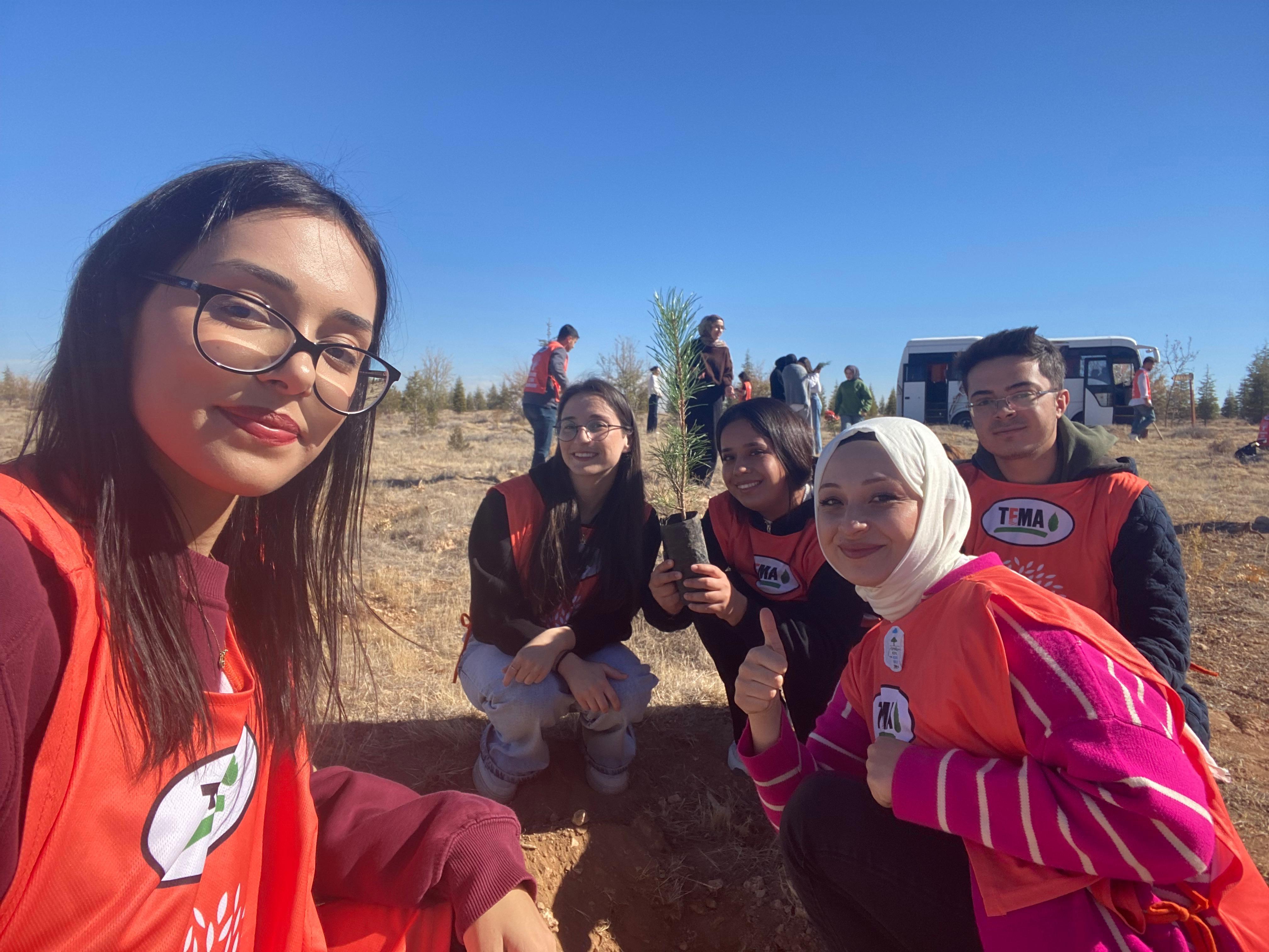 Genç Hemşire Adayları 250 Fidanla “Yaşamak İçin Yaşatıyoruz” Mesajı Verdi