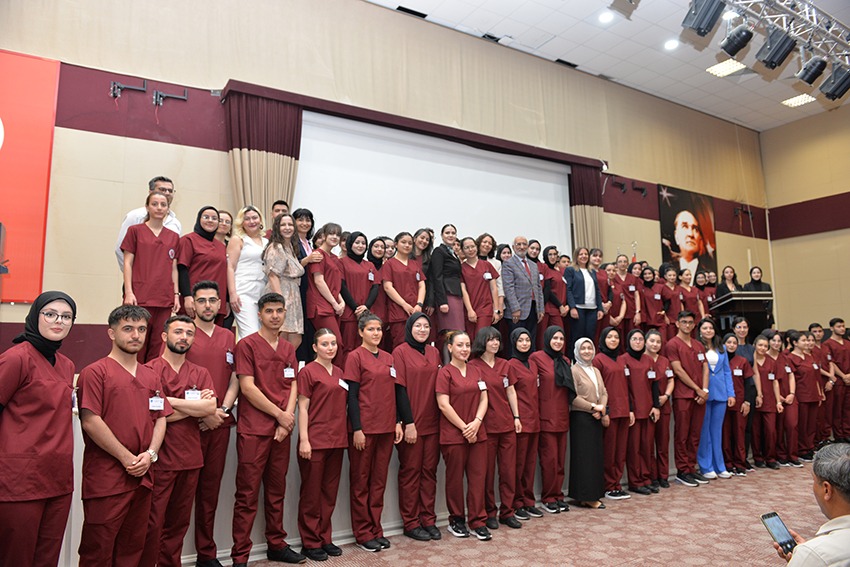 Fakültemiz Hemşirelik Öğrencilerine Forma Giyme Töreni