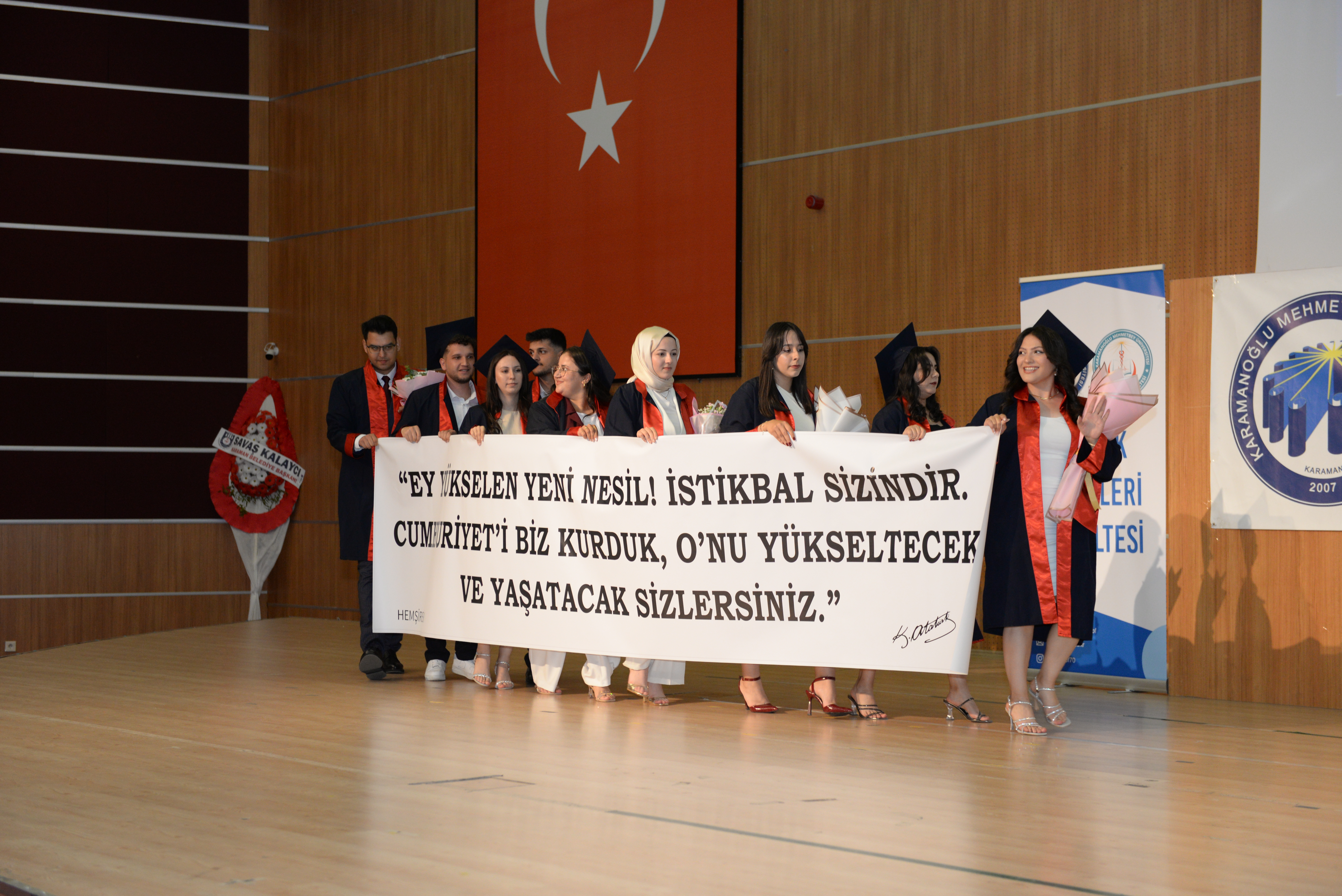Sağlık Bilimleri Fakültesi Öğrencilerinin Mezuniyet Sevinci