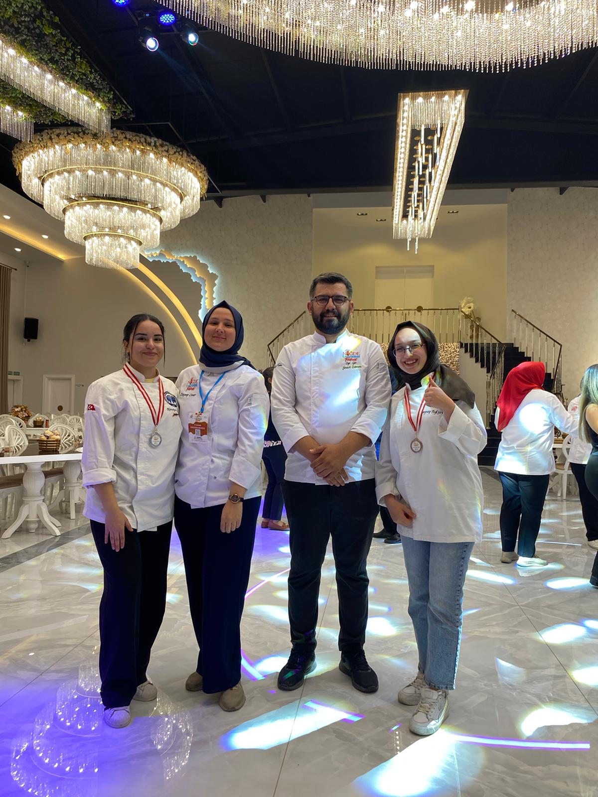 Niğde’de düzenlenen 5.Niğde Gastronomi Festivali’nde farklı kategorilerde yarışan öğrencilerimiz madalyalarla döndü. 