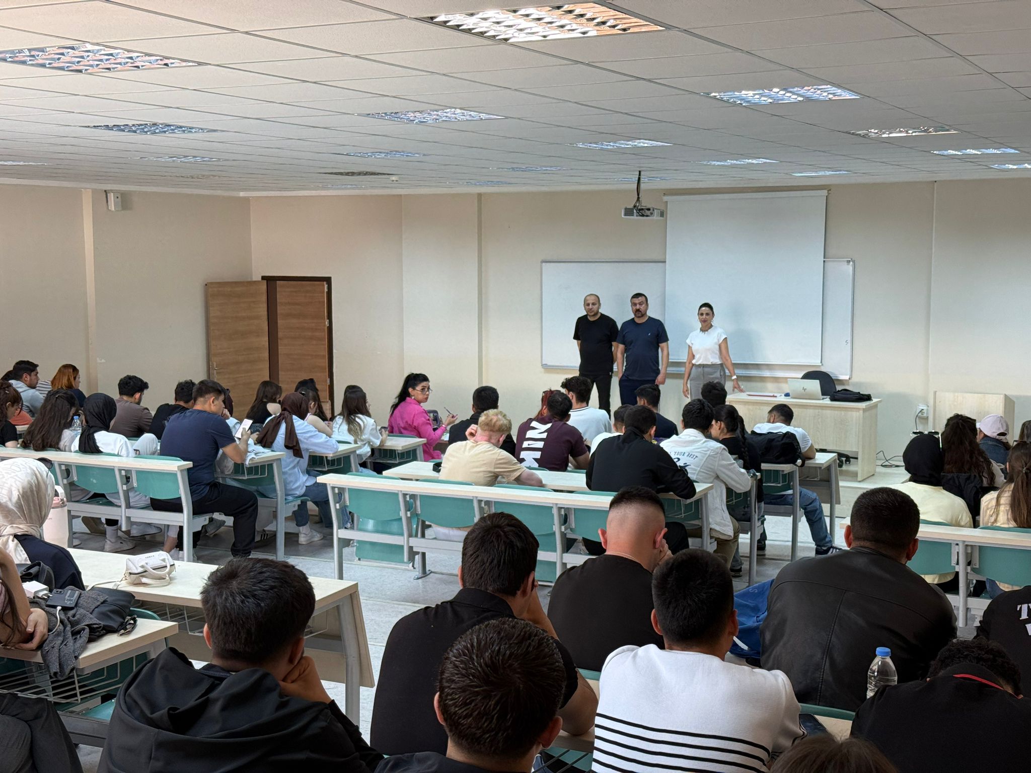 Spor Yöneticiliği Bölümü Öğrencilerine Çift Anadal ve Yandal Programları Hakkında Bilgilendirme Toplantısı Düzenlendi