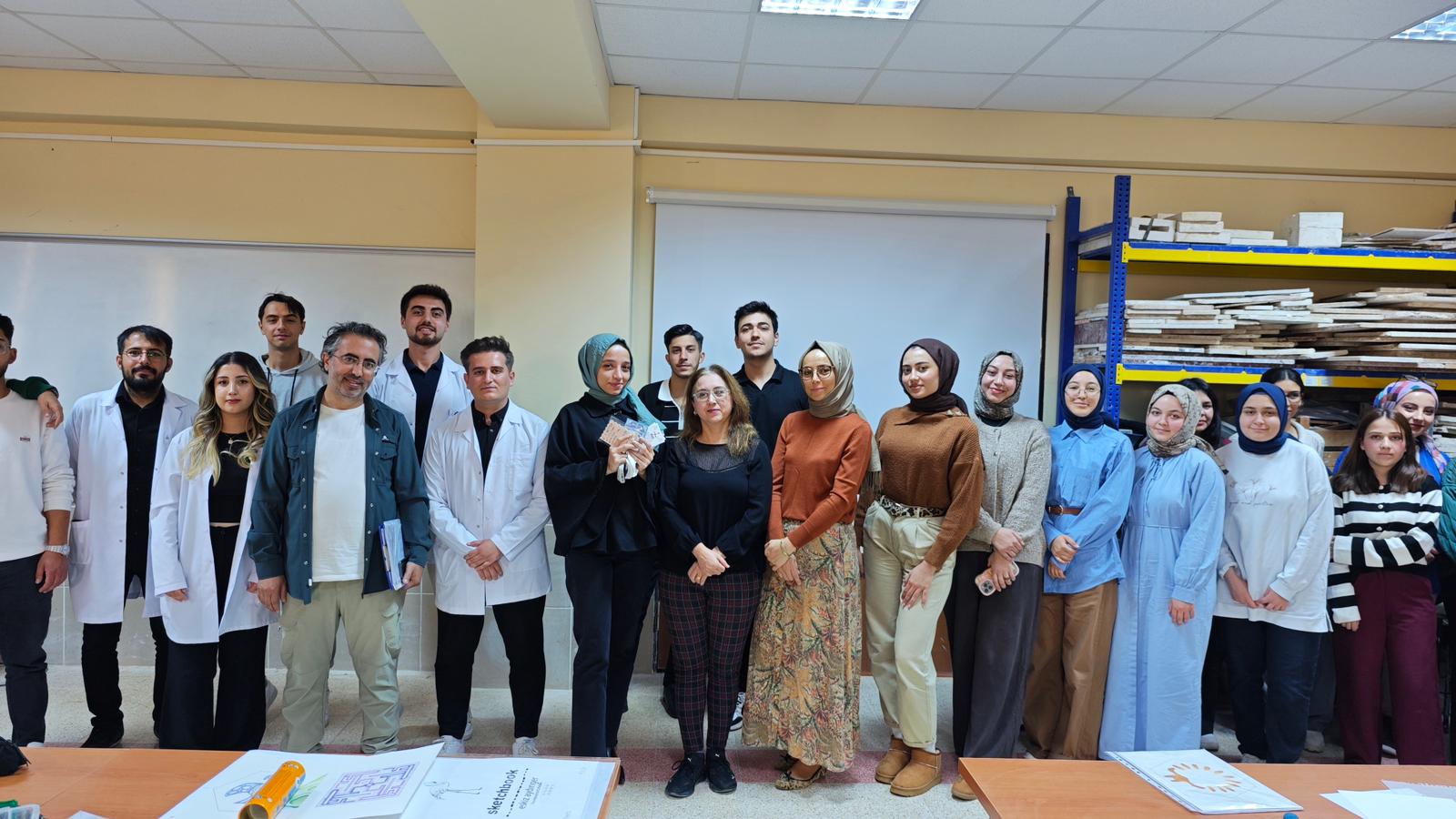 Hemşirelik Bölümü 4. Sınıf Öğrencileri, Mimari Dekoratif Sanatlar Programı Öğrencilerine 'İş Sağlığı ve Güvenliği' Sunumu Gerçekleştirdi