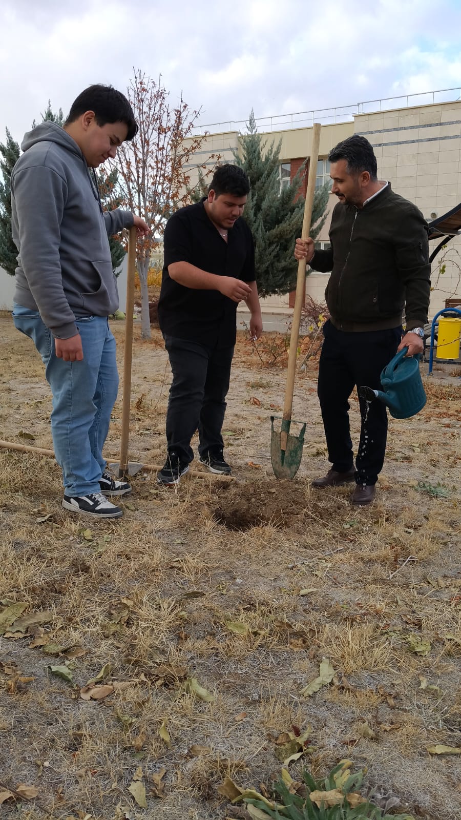 Yüksekokulumuzda İŞKUR Öğrencileri ile Fidan Dikim Etkinliği Yüksekokul Sekreterimiz Ahmet GÜRBÜZKOL Eşliğinde Gerçekleştirildi