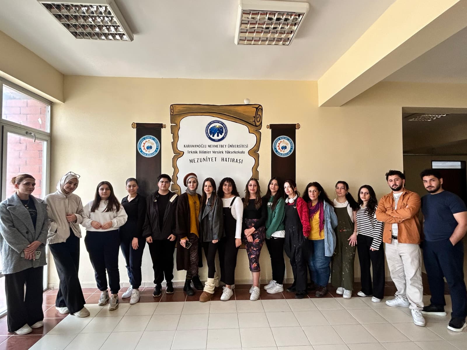 Sanat, Tasarım ve Mimarlık Fakültesi Resim Bölümü 3. Sınıf Öğrencileri, Yüksekokulumuzda Mezuniyet Hatırası Fotoğraf Çekim Alanı ile Üç Duvarda Resim Çalışmaları Yaparak Okulumuza Estetik Bir Görünüm Kazandırdı