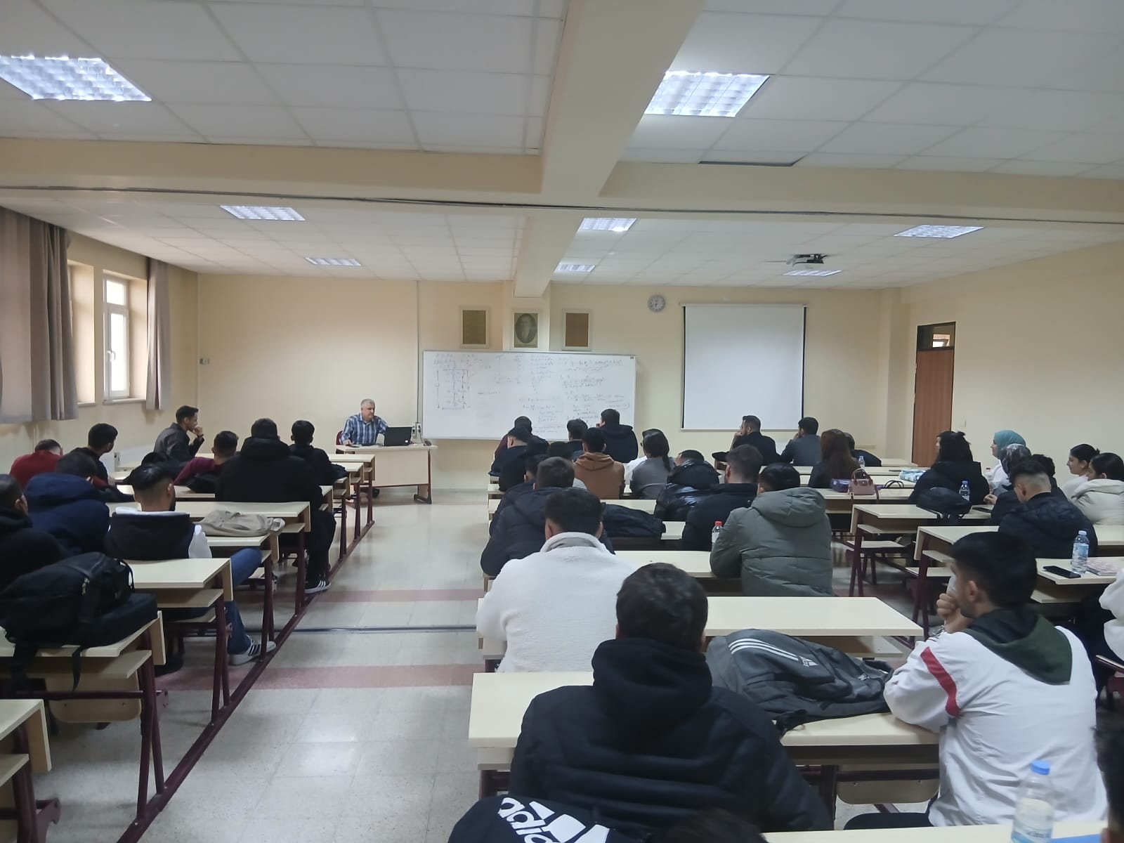 Makine ve Metal Teknolojileri Bölümünde Düzenlenen Kariyer Günleri Söyleşisinde Mezunumuz Muhammed Ali GÜZELER, Öğrencilerimizle Sektörel Deneyimlerini Paylaştı