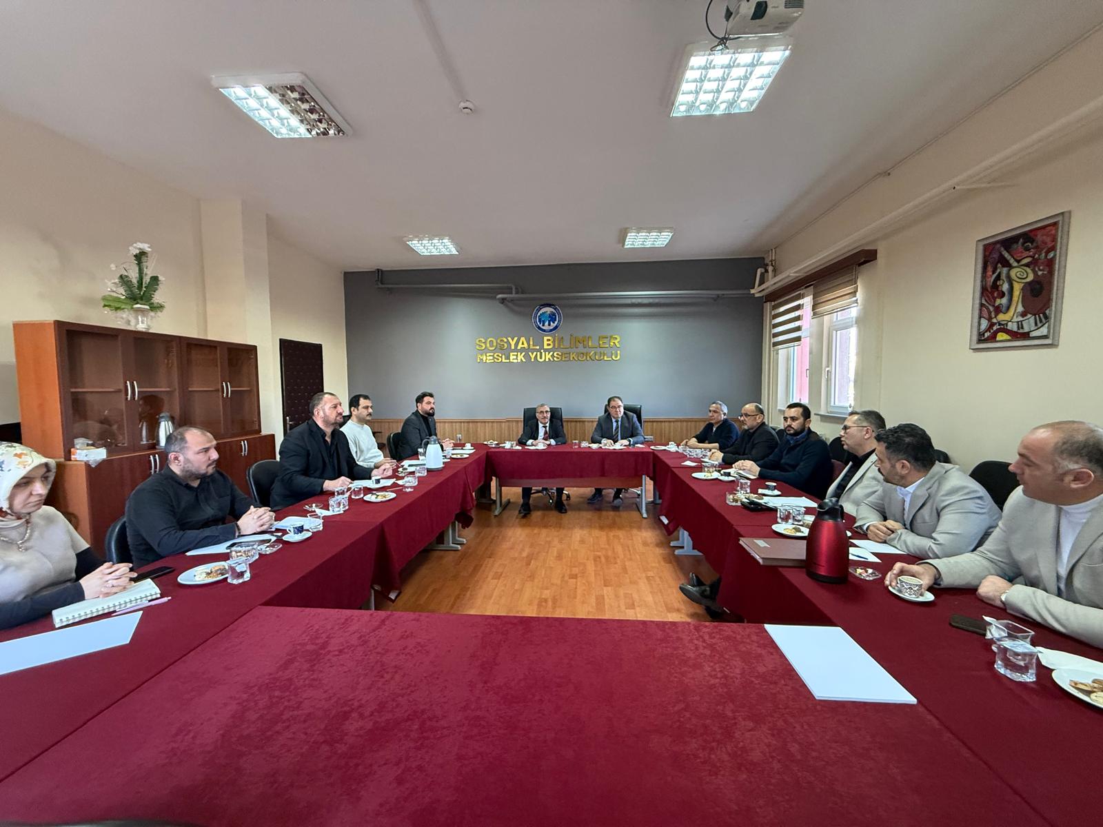 Sosyal Bilimler Meslek Yüksekokulu’nda Düzenlenen Meslek Yüksekokulları Kurul Toplantısı, Rektörümüz Prof. Dr. Mehmet GAVGALI ve Rektör Yardımcımız Prof. Dr. Nevzat AYDIN’ın Katılımıyla Gerçekleştirildi