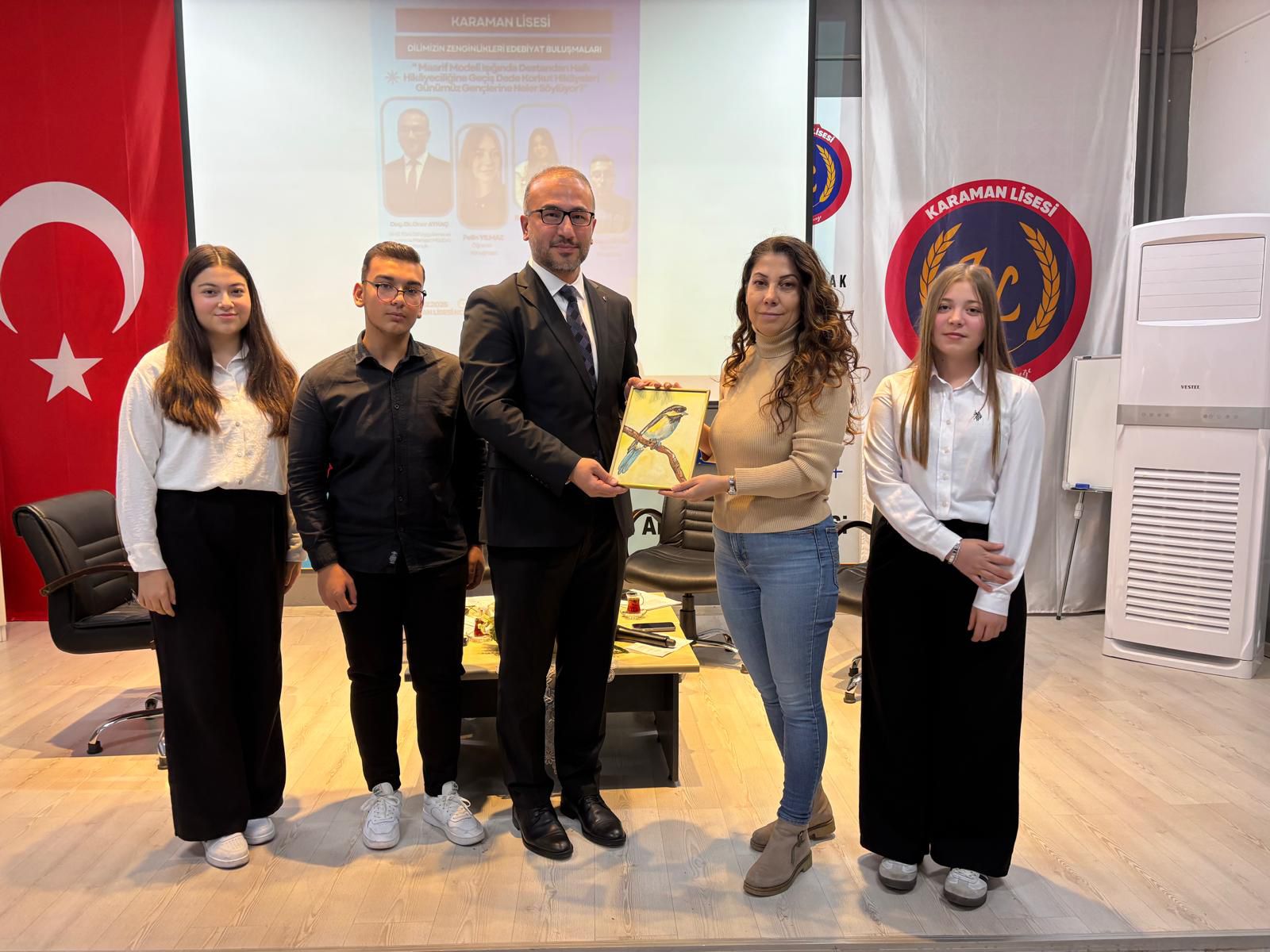 Doç. Dr. Onur AYKAÇ, Karaman Lisesi'nde “Dede Korkut Hikâyeleri”nin Türk edebiyatındaki yeri ve önemi üzerine bir konuşma gerçekleştirdi.