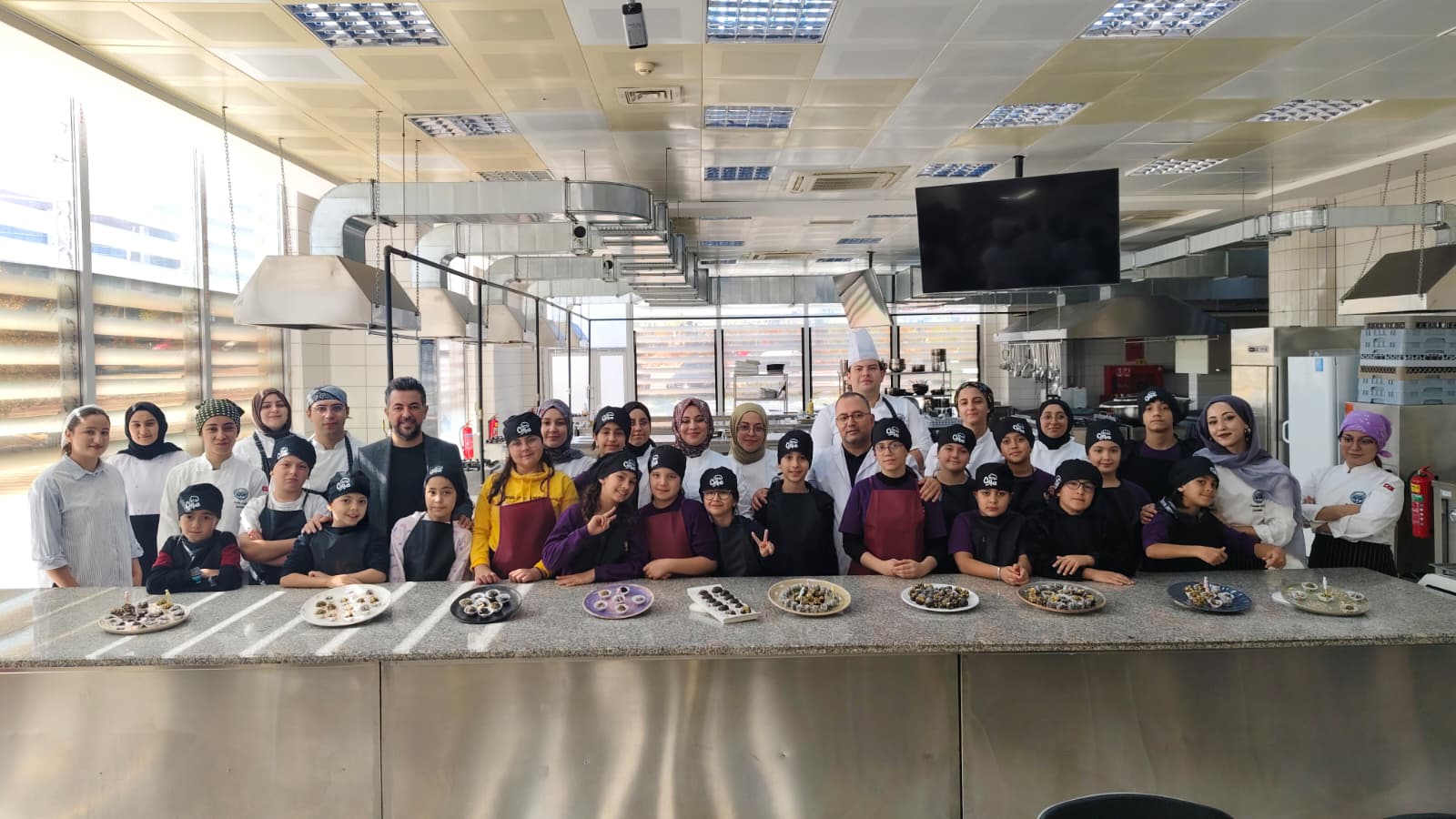 Gastronomi ve Mutfak Sanatları Öğrencileri ve Minik Aşçılar Mutfakta