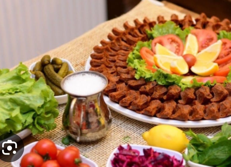 Turizm Rehberliği Bölümü Öğrencilerinden Yeniden Çiğ Köfte Etkinliği